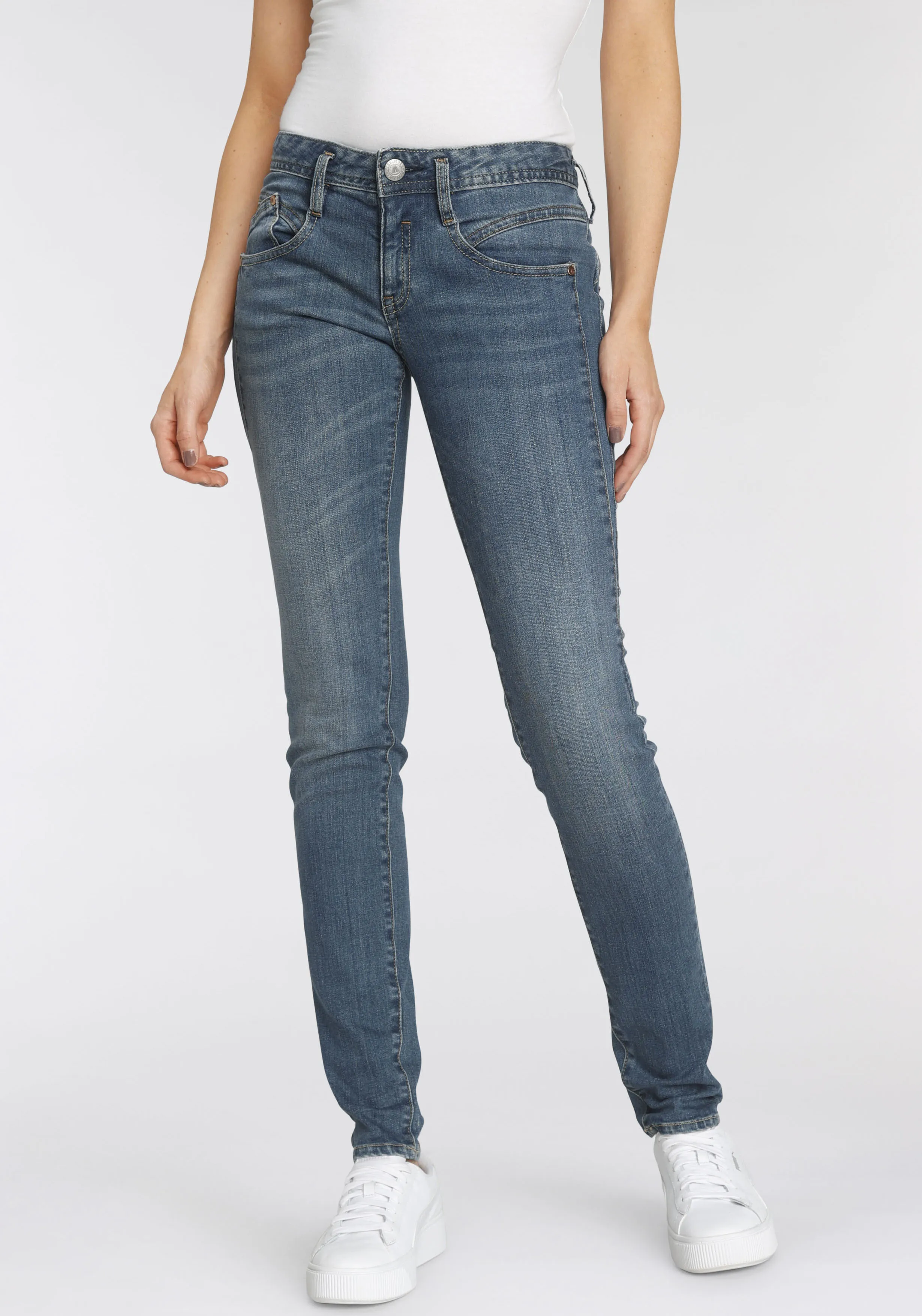Slim-fit-Jeans HERRLICHER "GINA RECYCLED DENIM" Gr. 25, Länge 32, blau (medium eco) Damen Jeans Röhrenjeans mit seitlichem Keileinsatz