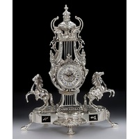 Casa Padrino Luxus Barock Tischuhr Silber / Schwarz 43 x H. 54 cm - Handgefertigte Bronze Uhr im Barockstil - Barock Schreibtischuhr - Barock Schreibtisch Deko - Barock Deko Accessoires
