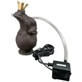 finehomegarden Wasserspeier Froschkönig mit Krone auf Kugel 12x10cm H19cm mit 230V Pumpe (1 St), Gusseisen 12x10cm H19cm Teichfigur Miniteich Wasserspiel / Paket