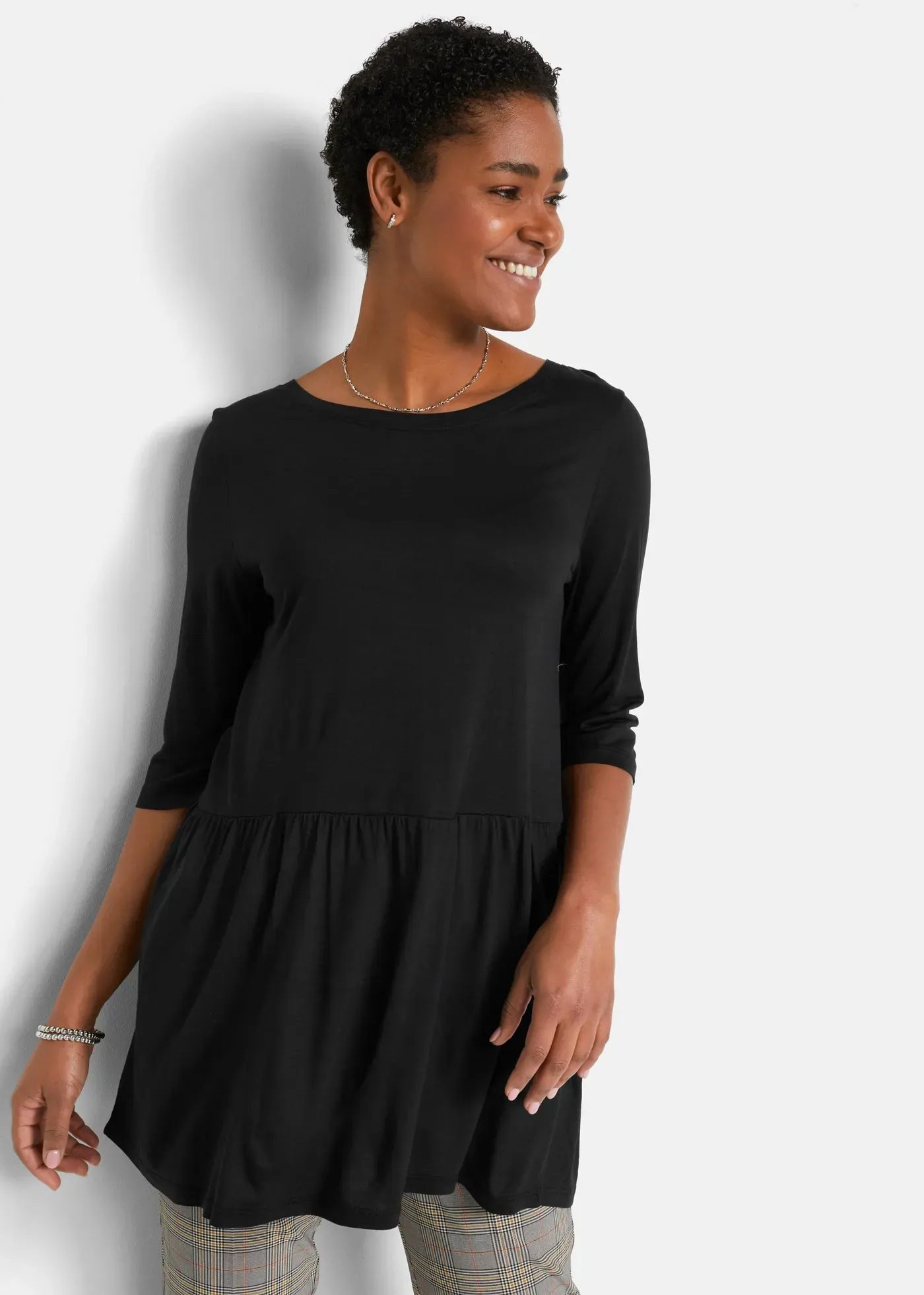 Longshirt BONPRIX, Damen, Gr. 52/54 (XXL), schwarz, Jersey, Obermaterial: 100% Viskose, unifarben, A-Linie ca. Mitte Oberschenkel, Rundhals, Shirts Longshirt, bequeme A-Linien-Passform mit angesetztem Volant, 3/4-Ärmel