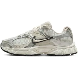 Nike V5 RNR Sneaker Damen summit white/lt orewood brn-sail-black 35.5