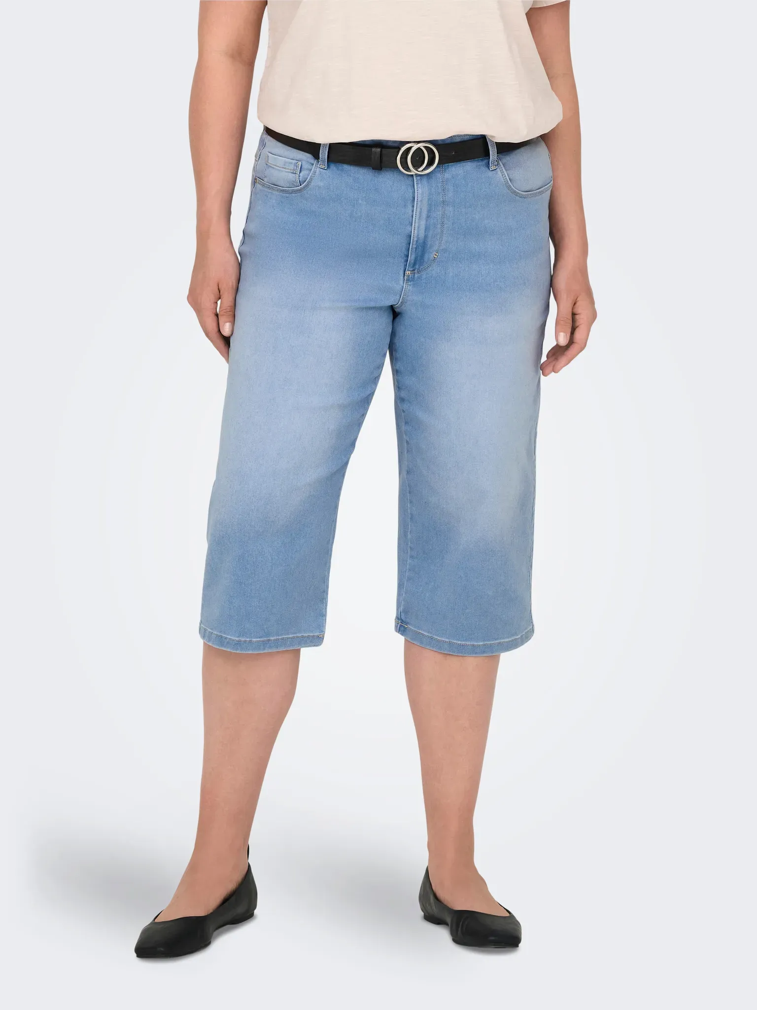 ONLY CARMAKOMA Jeansshorts »CARAUGUSTA HW STRAIGHT KNICKERS PIM951« ONLY CARMAKOMA Light Blue Denim 48