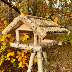 Birkenfutterstelle mit Reetdach inkl. Ständer