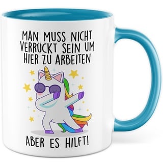 Tasse Büro Geschenk, Man muss nicht verrückt sein um hier zu arbeiten - Aber es hilft Geschenkidee Kollegen Kaffeetasse mit Spruch lustig Kaffee-Becher Willkommen Kollegin Arbeit (Weiß/Blau)