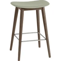 Muuto Fiber Hocker 65 cm, graugrün auf dunklen Holzbeinen