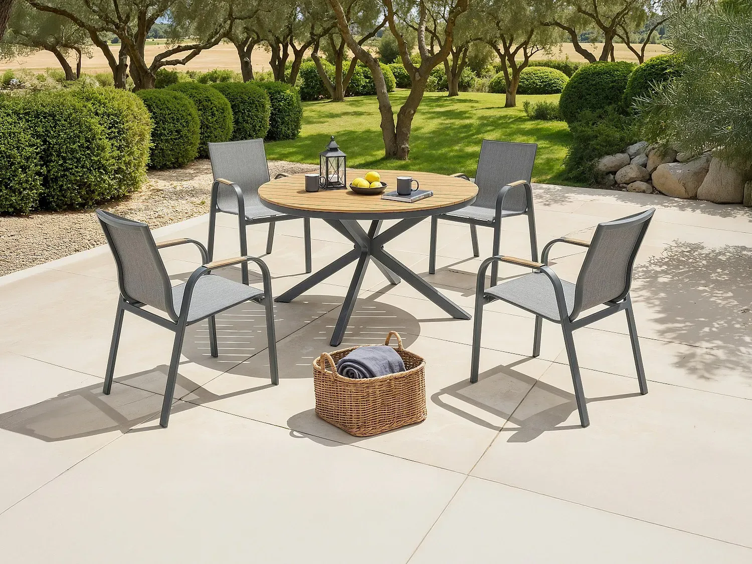 Garten-Essgruppe aus Aluminium: runder Tisch Ø 125 cm und 4 Stühle – Anthrazit & helles Naturholz – ZEYVA von MYLIA