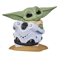 Hasbro Spielfigur Star Wars Bounty Collection, (Größe: ca. 6 cm), The Child Baby Yoda Grogu Baby Yoda Helm versteckt