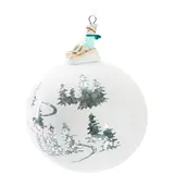 Brubaker Premium Weihnachtskugel - Tannenbaum Schnee Landschaft mit Schlitten Porzellan Figur - Türkis Schimmernde Glitzer Kugel Weiß - 10 cm Baumkugel aus Glas - Handarbeit - Weihnachtsbaumkugel