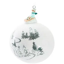 Brubaker Premium Weihnachtskugel - Tannenbaum Schnee Landschaft mit Schlitten Porzellan Figur - Türkis Schimmernde Glitzer Kugel Weiß - 10 cm Baumkugel aus Glas - Handarbeit - Weihnachtsbaumkugel
