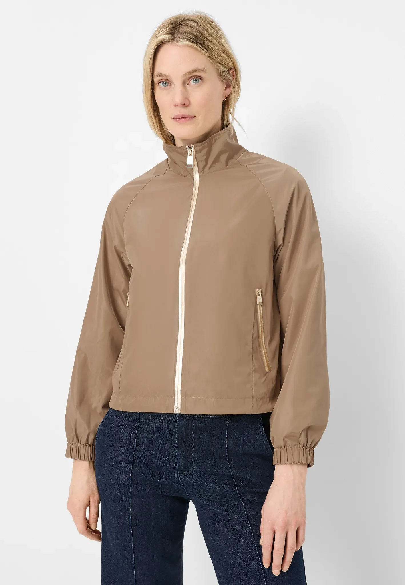 Blouson FUCHS SCHMITT, Damen, Gr. 40, beige (camel), Web, Obermaterial: 100% Polyester, unifarben, regular fit normal, hoch geschlossener Ausschnitt, elastischer Bund, Jacken Blouson, Umschlagkragen, Regular Fit, leicht glänzende Qualität