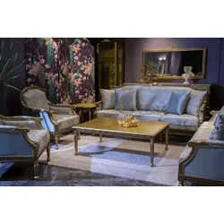 Casa Padrino Luxus Barock Wohnzimmer Set Hellblau / Gold - 2 Barock Sofas & 2 Barock Sessel & 1 Barock Couchtisch - Wohnzimmer Möbel im Barockstil - Barock Möbel - Barock Einrichtung