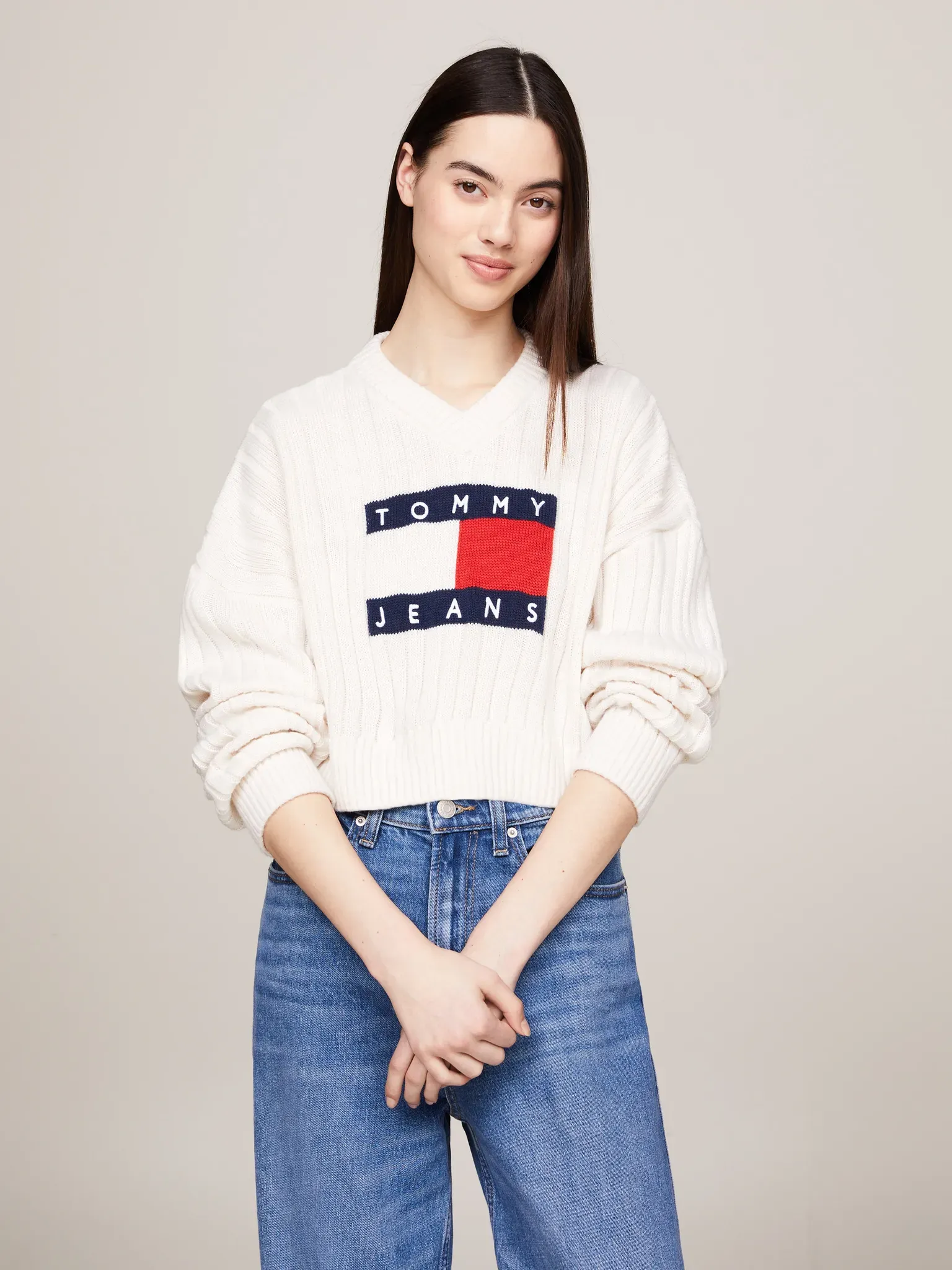 Tommy Jeans Strickpullover »TJW VNCK CENTER FLAG SWEATER EXT«, mit Tommy Jeans Center Logo-Flag TOMMY JEANS Ancient White M (38)