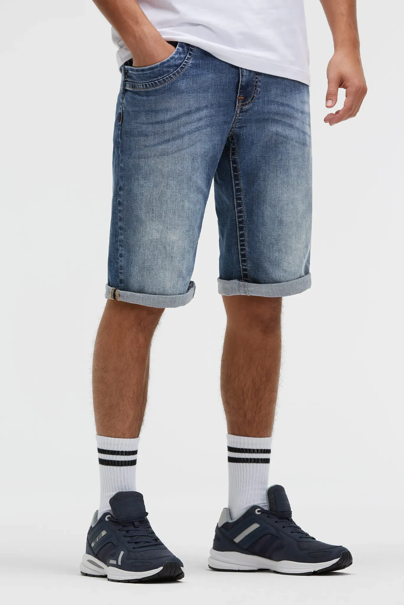 Jeansshorts CAMP DAVID, Herren, Gr. 38, Kurz, blau (thunder blau), Denim/Jeans, Material: 72% Baumwolle, 27% Polyester, 1% Elasthan, Zusatz: Enthält nichttextile Teile tierischen Ursprungs (Badge), unifarben, regular fit, Jeans Jeansshorts, mit Turn-Up Saum