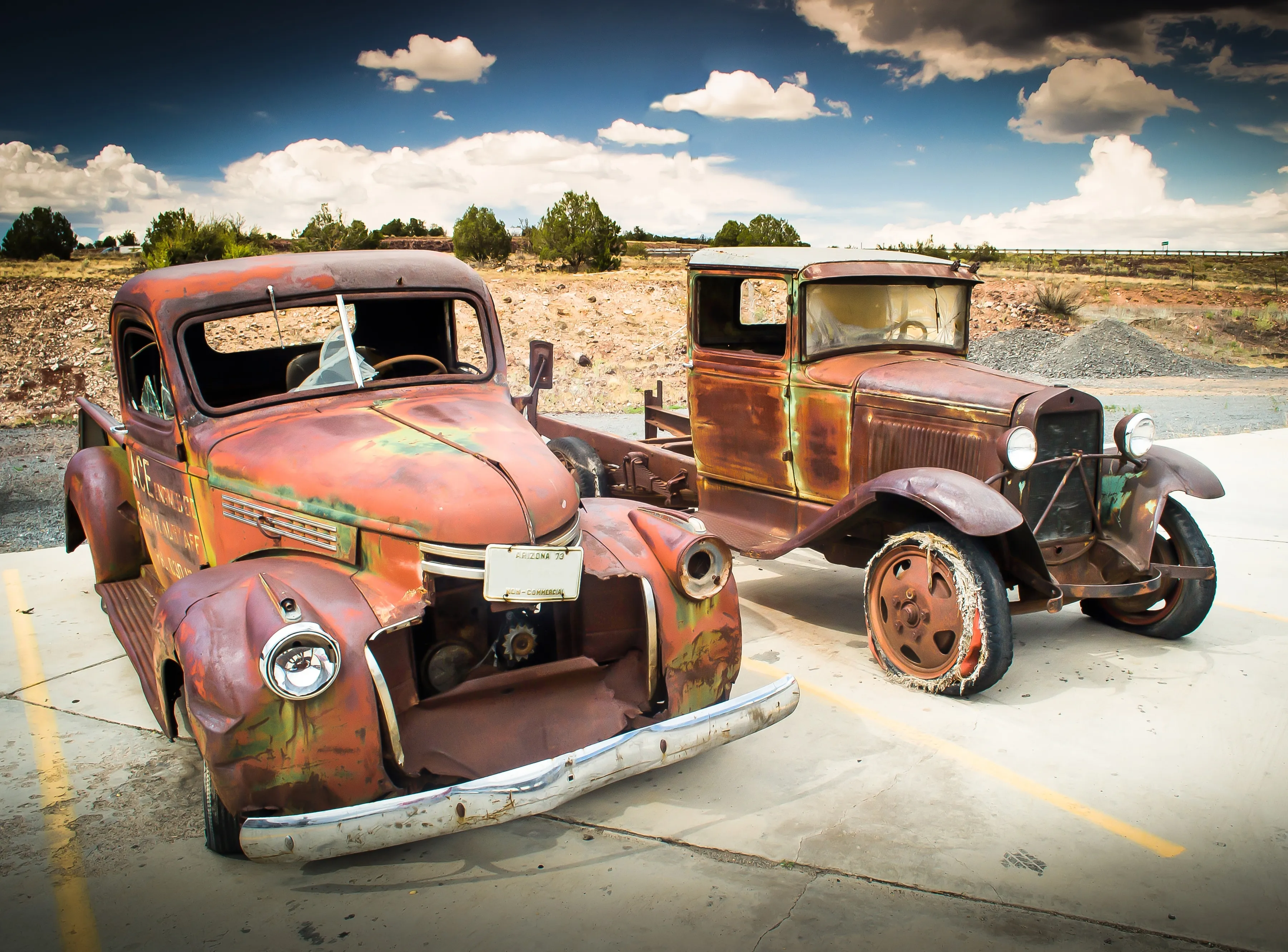 PAPERMOON Fototapete "Abandoned Old Cars" Tapeten Gr. B/L: 3,5 m x 2,6 m, Bahnen: 7 St., bunt (mehrfarbig) Fototapeten