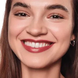 Essence satin GLOW cremiger Lippenstift mit Satin-Finish Farbton 06 Deja-brew 3.5 g