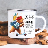 Wandtattoo Loft Kindertasse mit Namen und Bär auf Roller Motiv, Emaille Tasse Kinder mit Namen, Kindertasse personalisiert, Trinkbecher Kinder, Schulkind Tasse mit Namen, Camping Tasse Kinder