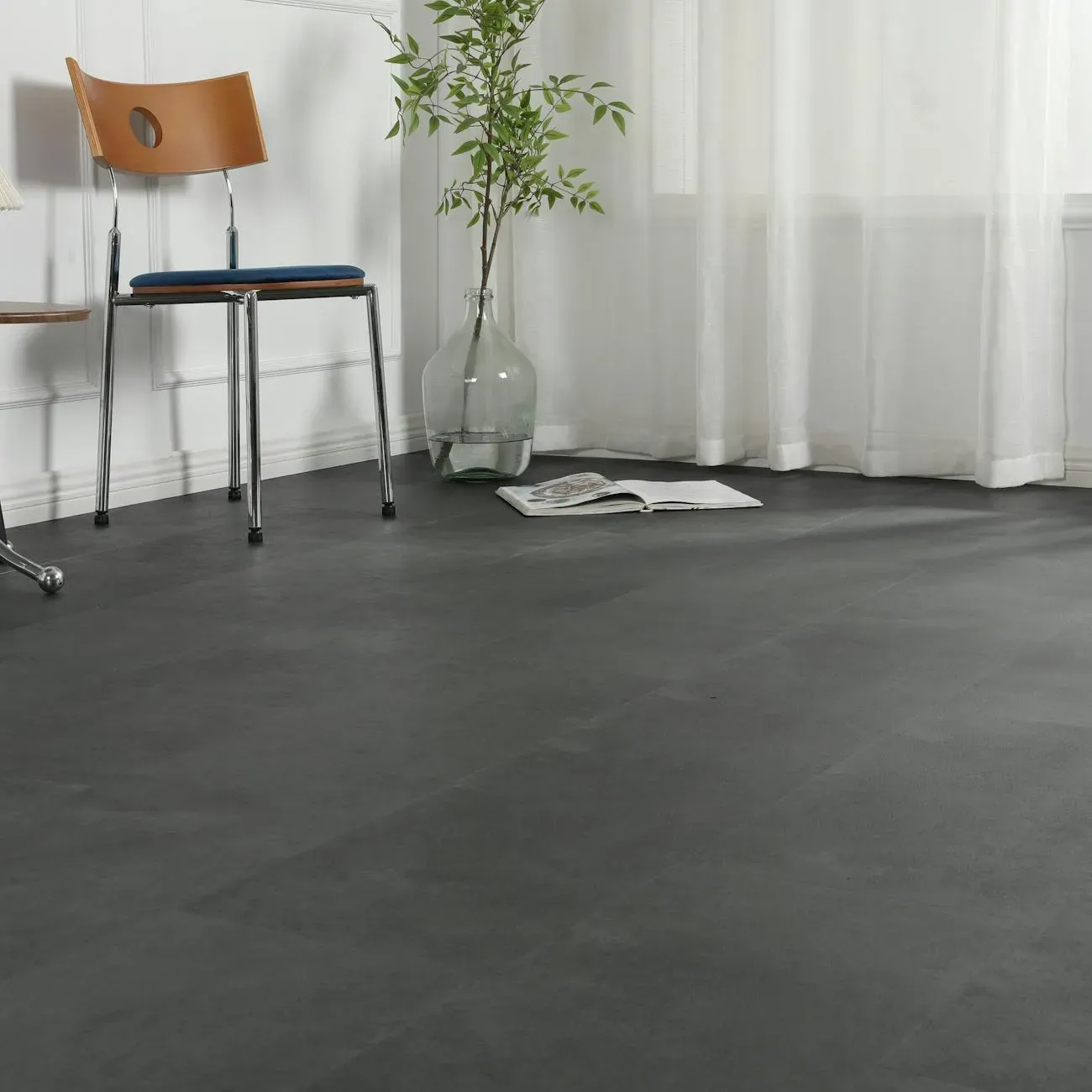Klick-Vinyl Stone Core Black – inkl. Dämmung & Fußleisten