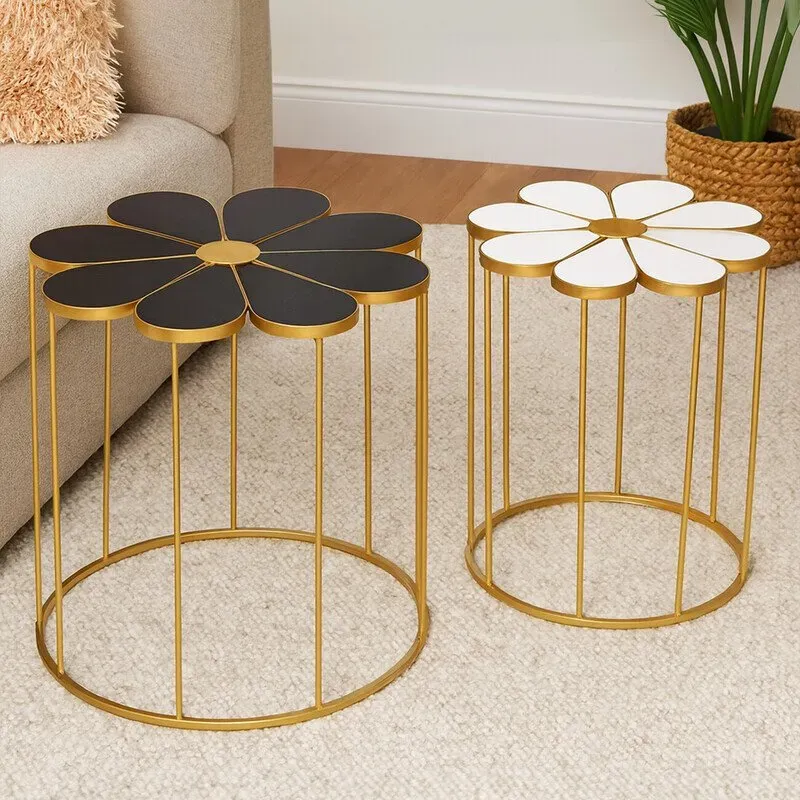 Interiors by Premier Set aus zwei schwarz-weißen Blütenblatt-Tischen, H 50 cm x T 45 cm x B 45 cm, blumenförmige Beistelltische mit goldfarbenem Metallrahmen, stilvolle Akzenttische