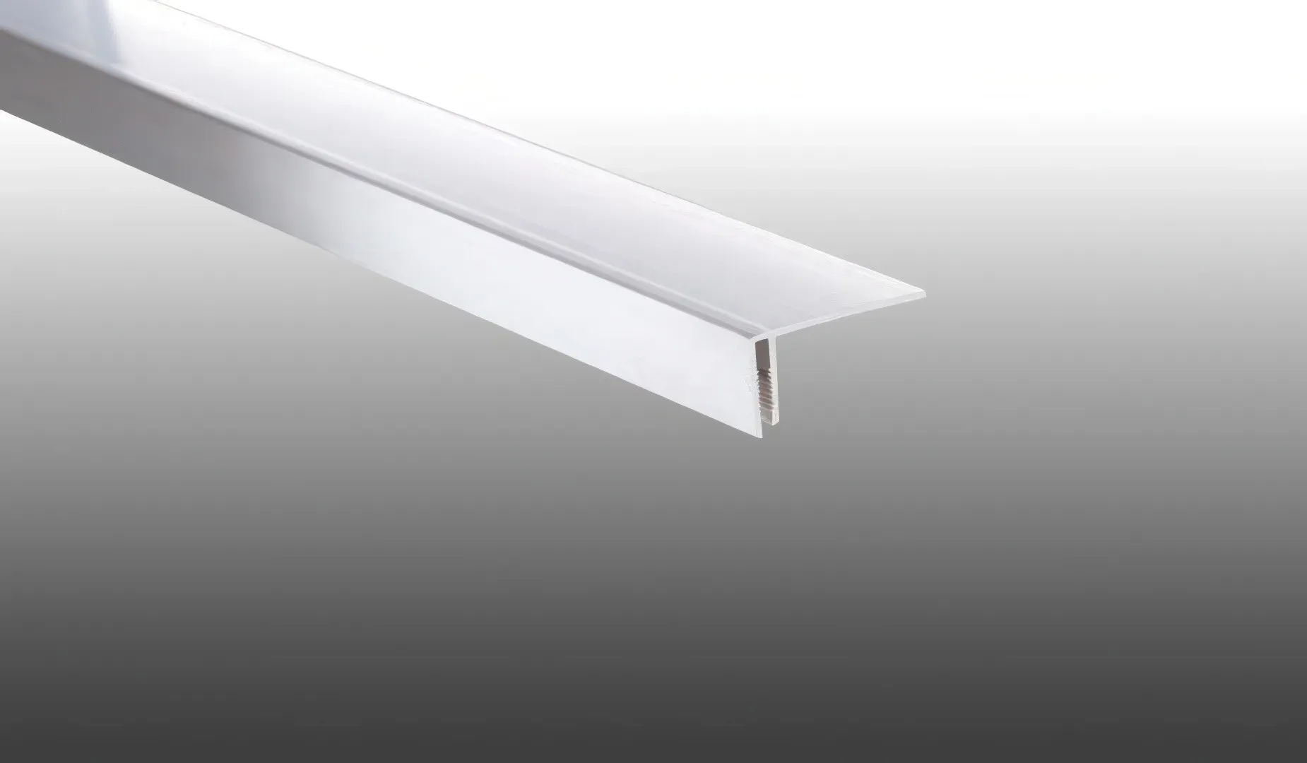40 x 6000 mm Abdeckprofil aus Kunststoff für Lüftungsprofile in Weiß – ideale Abdeckleiste – perfektes Kunststoffprofil für Fassadenverkleidungen