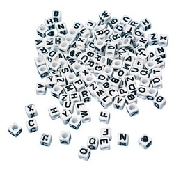 Rayher Bastelzubehör Plastikperlen Buchstaben Würfel weiß/schwarz