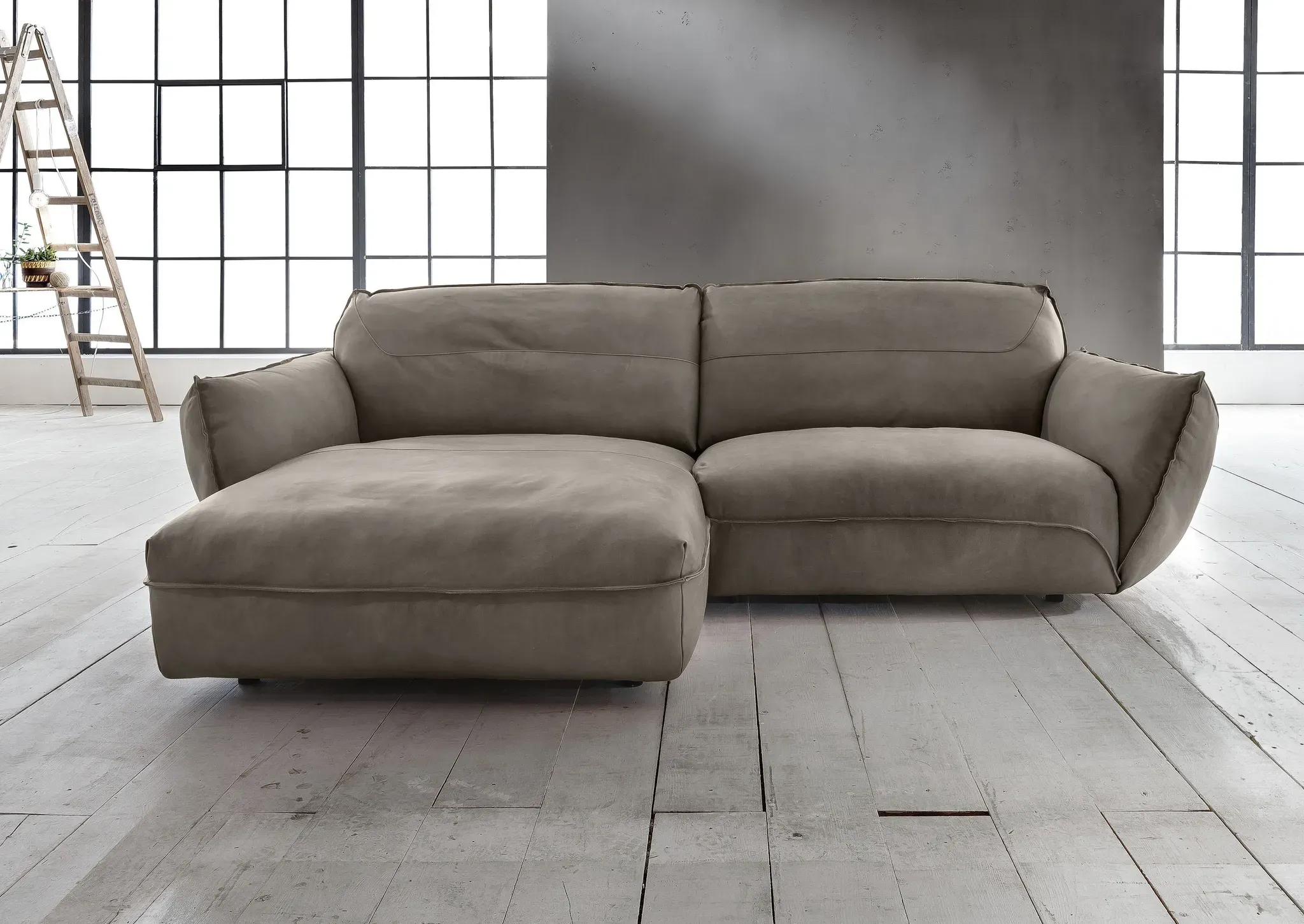 Ecksofa BETYPE "Be Type Be Chilled, L-Form", grau (steel), B:280cm H:85cm T:180cm, AnilinLEDER Pallino gewachst (echtes Rindsleder) Das von südamerikanischen Rindern stammende Anilinleder wird in Fässern gefärbt. Natürliche Merkmale wie Narben, Insektenstiche und Hornstöße bleiben dem 1, 2 - 1, 4 mm starken Leder erhalten und sorgen für ein naturbelassenes Aussehen. Durch ein zusätzliches Wachs-Finish entsteht eine angenehm weiche und warme Haptik. Um die Langlebigkeit des Leders zu erhalten, wird empfohlen eine dauerhafte direkte Sonneneinwirkung zu vermeiden sowie die Lederoberfläche regelmäßig mit einem weichen Tuch zu säubern. In Abhängigkeit von der (Faser-)Struktur der jeweiligen Häute kann sich u201eder Effektu201d und u201edie Farbeu201d während des Produktionsprozesses verändern, sodass möglicherweise Farbabweichungen und Veränderungen in der Faserstruktur entstehen können. Dies ist bei dieser Art von Leder gewünscht und stellt keinen Reklamationsgrund dar., Sofas, in 2 Breiten mit stylischer und offener Nahtführung