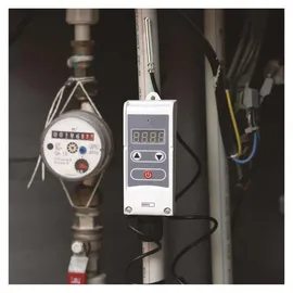 EMOS P5684 Anlegethermostat mit Fernfühler einstellbarer Schaltempfindlichkeit digitalem Display 5 bis 90 °C 45 x 45 x 130 mm