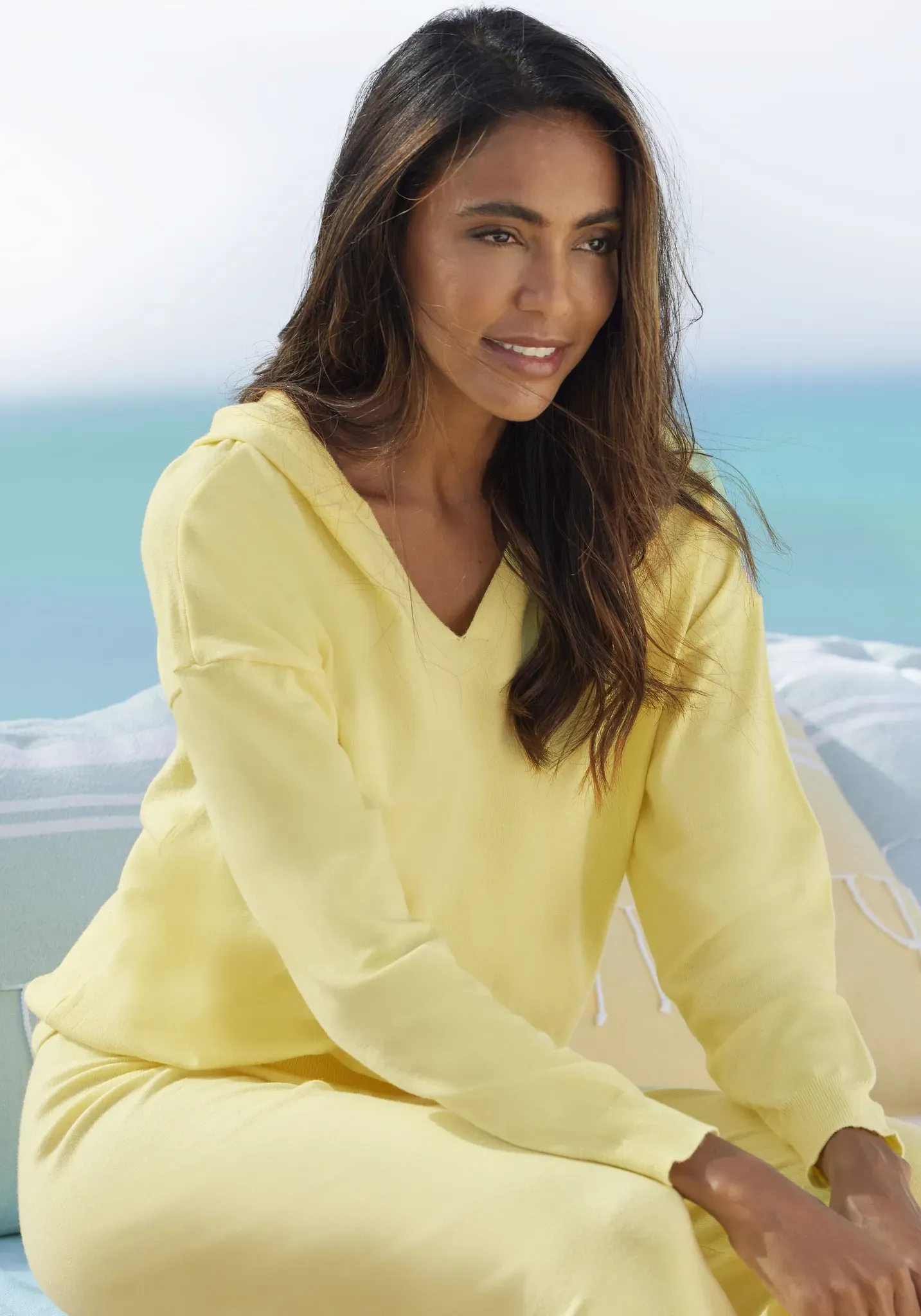 Strickpullover LASCANA "-Kapuzensweatshirt" Gr. 36/38, gelb Damen Pullover V-Pullover aus weicher Viskosemischung, Loungewear