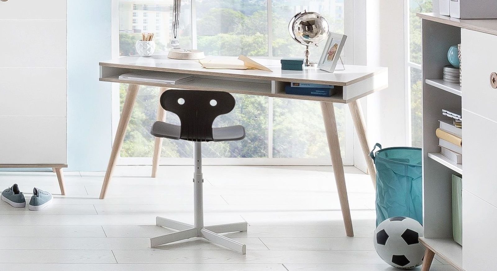 Alpinweißer Schreibtisch mit ausgestellten Holzfüßen - Beano
