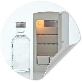 MuchoWow Wandsticker Kleine Waffeln, Mini-Kühlschrank und ein Glas Wodka (1 St), Tapetensticker Selbstklebend, Wandbild Wohnzimmer, 80x80 cm bunt 80 cm x 80 cm x 0.1 cm
