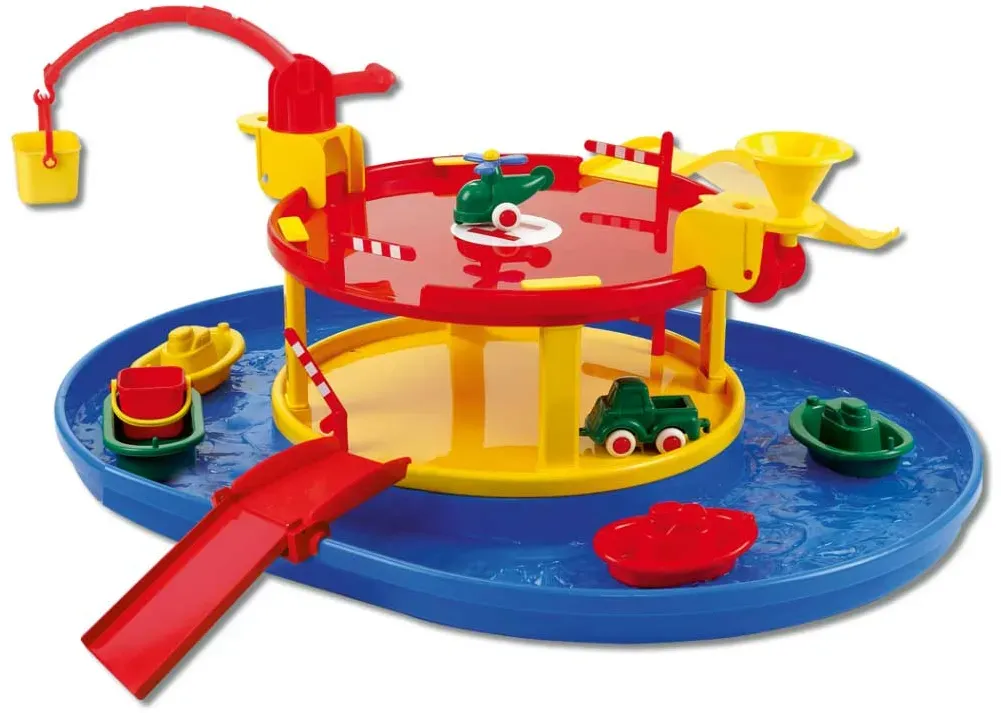 Wasserspielstraße mit Hafen