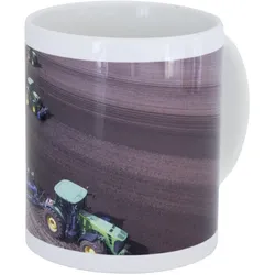 Becher Drei John Deere bei der Bodenbearbeitung