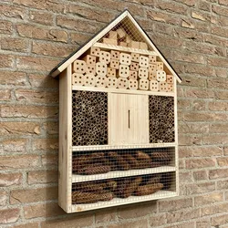 Hängendes Insektenhotel mit Schieferdach