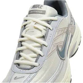 Nike Initiator Herren Light Bone / Smoke Grey-Coconut Milk 44