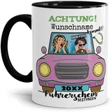 Tassendruck Fototasse selbst gestalten mit Name, Jahr und Foto - Rosa - Personalisierte Foto-Geschenke zur bestandenen Führerscheinprüfung | Personalisiertes Geschenk, 300ml, Innen & Henkel Schwarz