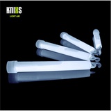 KNIXS 25er Pack Power-Knicklichter/Knicklicht (15cm) inkl. Spezialhaken und Befestigungsband - gletscherweiß/weiß leuchtend für Party, Festival, Outdoor oder als Dekoration