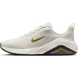 Nike Bella 7 Damen Workout-Schuh, Phantom/Metallic Gold-Black-Sail, 40.5 EU - 40.5 EU