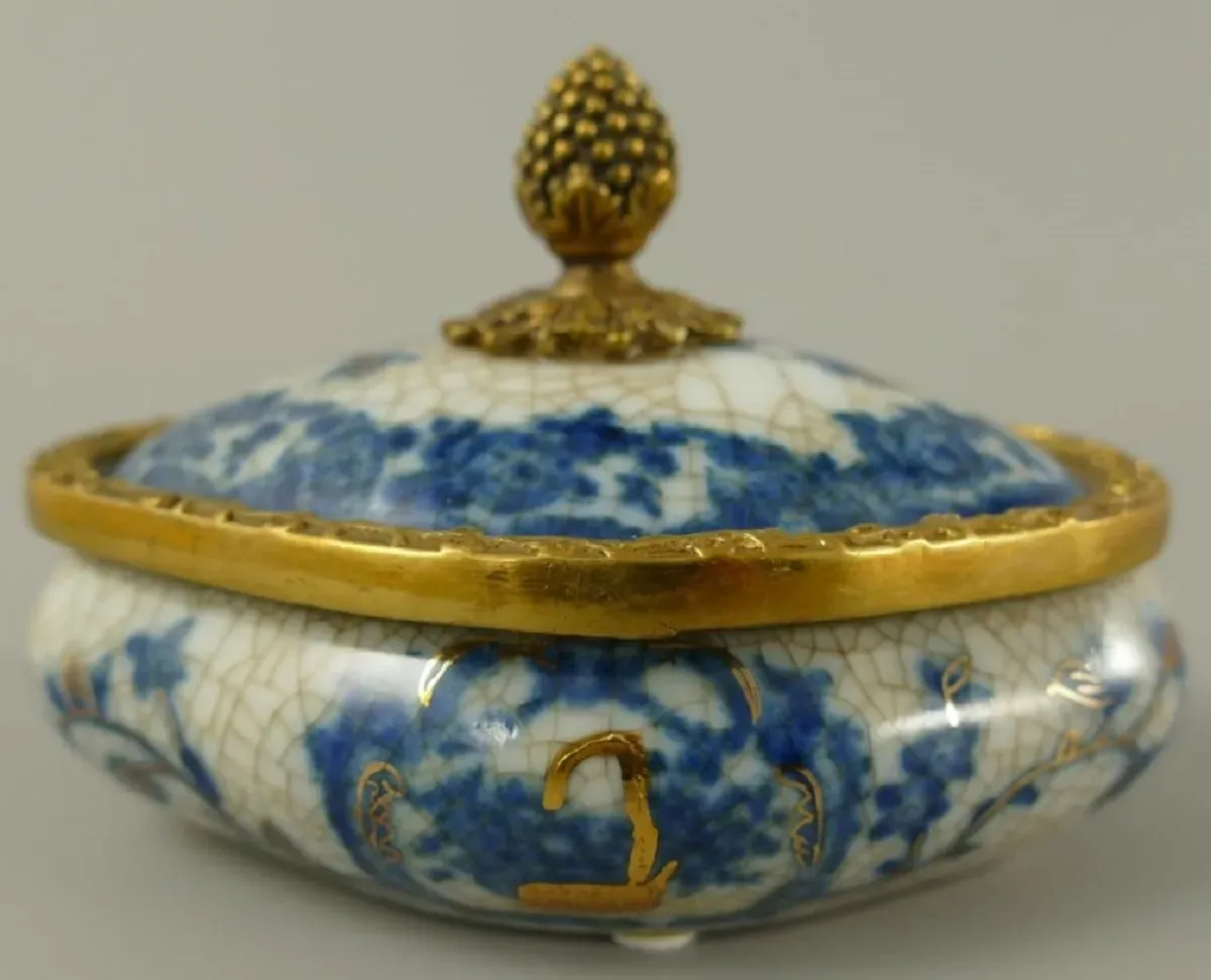 Casa Padrino Barock Porzellan Zuckerdose mit Deckel Creme / Blau / Messing 11 x 8 x H. 8 cm - Barock Porzellan Deko Accessoires