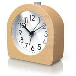 BEARWARE Wecker analog ohne Ticken - halbrund - Holz hell - Retro Design - beleuchtetes Ziffernblatt mit Licht - lautlos - Reisewecker - Weckton
