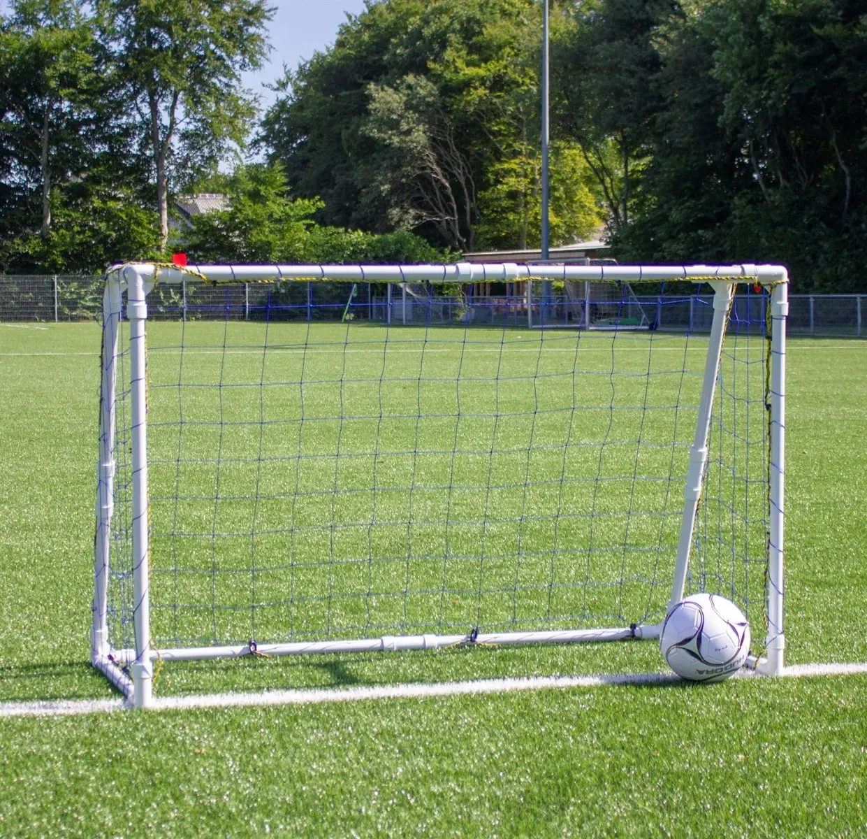 Fußballtor 153 x 100 x 70 cm weiß Stahl, Netz 100 mm - My Hood Golazo - patentiertes Montagesystem, doppelte Querlatte, inkl. Heringe