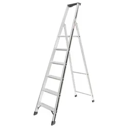 Stabile Stufenstehleiter mit großer Plattform, geräumiger Ablageschale und Eimerhaken.Ergonomisches Arbeiten auf 80 mm Stufentiefe.