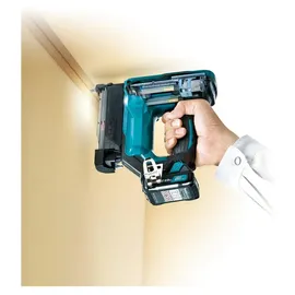 Makita PT354DSMJ Akku-Pintacker 10,8 V / 4,0 Ah, 2 Akkus + Ladegerät im MAKPAC