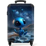 NoBoringSuitcases.com© Kinderkoffer Kleiner blauer Außerirdischer mit Blick auf die Milchstraße 55x35x20cm, 4 Rollen, Kinder Koffer Klein, Trolley Handgepäck, Reisekoffer blau|bunt 35 cm x 55 cm x 20 cm