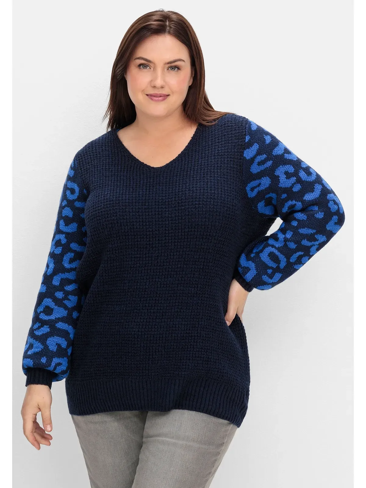 V-Ausschnitt-Pullover SHEEGO BY JOE BROWNS "Große Größen", Damen, Gr. 44/46, blau (tiefblau gemustert), Grobstrick, Obermaterial: 100% Polyacryl, gemustert, feminin, figurumspielend normal, V-Ausschnitt, Langarm, Pullover, mit gemusterten Ballonärmeln