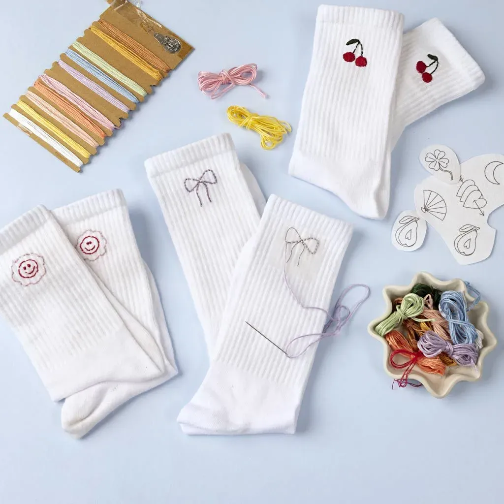 Socken zum Besticken 3 Paar Weiß Baumwolle - Creativ Company DIY Set - Individuell gestaltbar, Stickmaterial inklusive