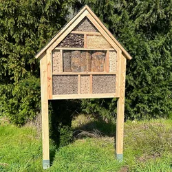Wildbienenhotel mit Eichenholz