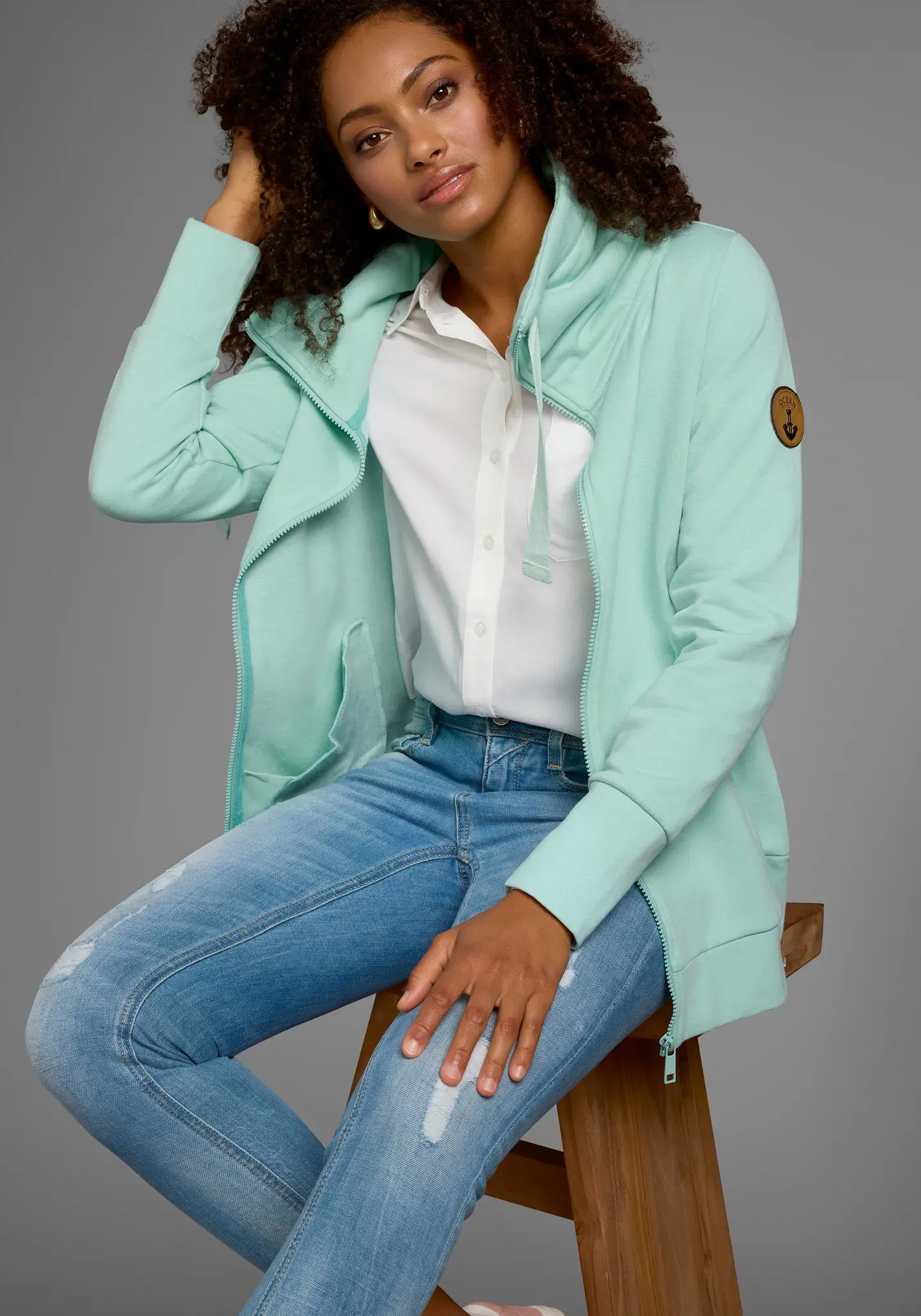 Sweatjacke OCEAN SPORTSWEAR, Damen, Gr. 32/34, grün (mint), angeraute Sweatware, Obermaterial: 57% Baumwolle, 38% Polyester, 5% Elasthan, bequem, hoch geschlossener Ausschnitt, Rippbündchen, Sweatjacken Sweatjacke, mit voluminösem hohem Kragen