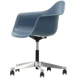 Vitra - Eames Plastic Armchair PACC RE, poliert / meerblau, weiche Rollen (Hartboden)