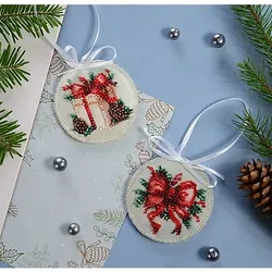 Perlen-Stick-Hänger "Geschenk/Schleife", beidseitiges Motiv