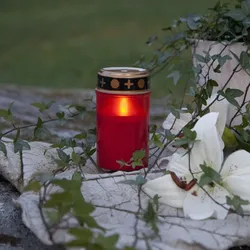 LED Grablicht - Grabkerze - gelbe LED - H: 12cm - Timer - für Außen - rot mit Deckel