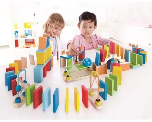 Hape Dominobahn Holzspielzeug 100 bunte Steine, Rampe, Kugel, Treppe, Glocke - Fördert Feinmotorik, Montessori-inspiriert